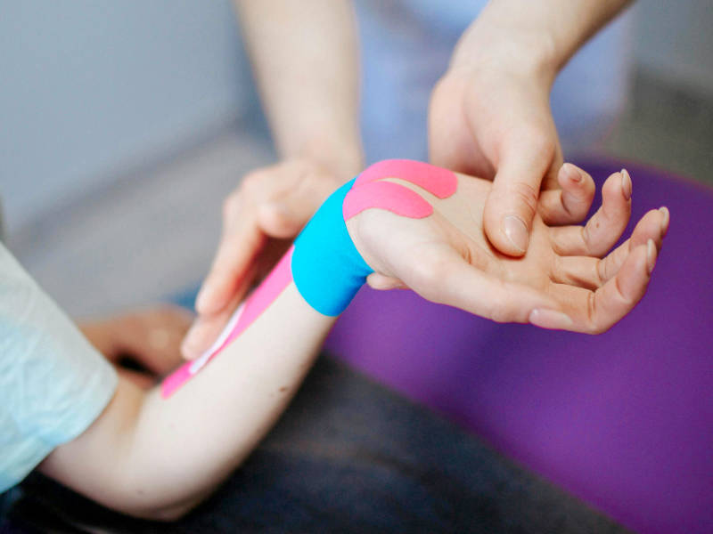 Kinesio-Tape - Foto von Danik Prihodko: https://www.pexels.com/de-de/foto/person-frau-madchen-behandlung-8219158/